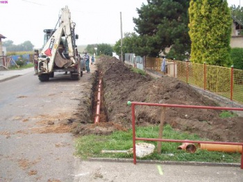 stavba chodníku podél silnice k Dobřenicím