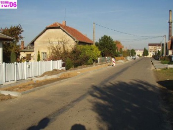 stavba chodníku podél silnice k Dobřenicím