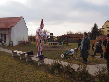 Konečně může Dr. Masopust požádat Starostu o vládu nad obcí. Je dovoleno.