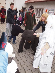 Medvěd se chová nevyzpytatelně a šíří kolem sebe strach a paniku.