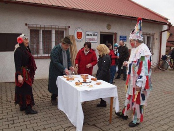 Na pozadí tohoto dění odborná porota hodnotí nejlepší domácí koblihu, pod dohledem Dr. Masopusta.