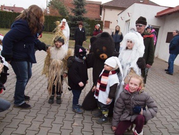 Zpočátku se chová přátelsky a ochotně se fotí s přítomnými,