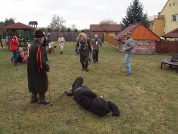 Policajt připravuje šetření, Medvěd (Ursus arctos) mrtev, Medvědář (Lucy robe) smuten.