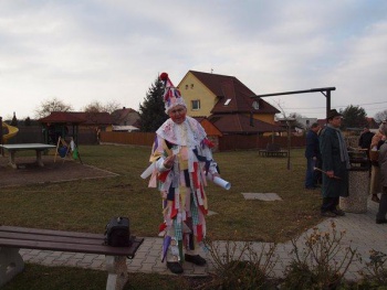 Dr. Masopust doporučuje prohlížet fotografie od té poslední. O masopustu je všechno obráceně!