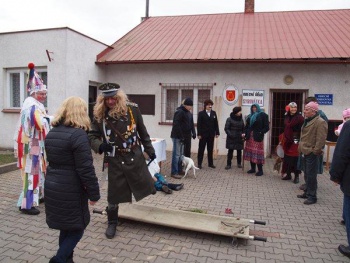 Pozor! Ministr obrany a vnitra varuje! POZOR NA NOHY! A NA MEDVĚDY!